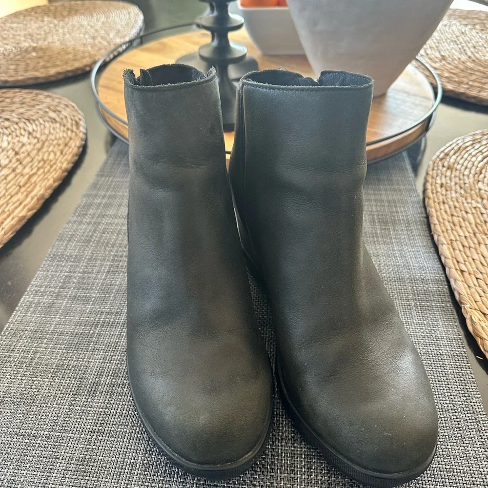 Sorel Black Wedge Boots with Zipper - Picture 2 of 6